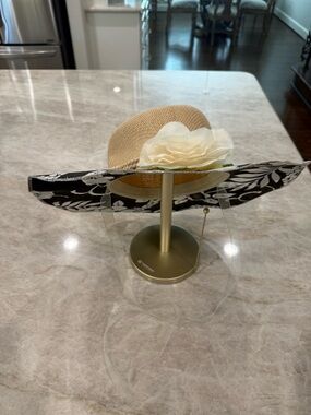 Ladies black floral straw hat with brim one size